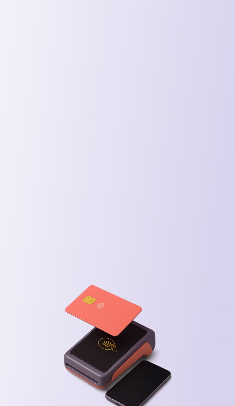 Un terminal de pago con una tarjeta bancaria y un smartphone - símbolo de la línea de crédito y acceso conveniente al dinero.